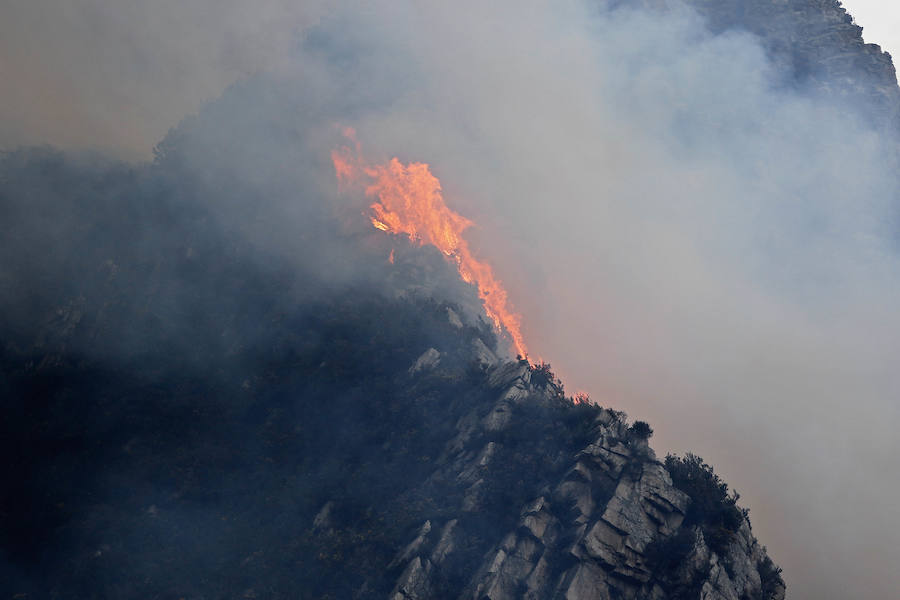 Salas ha sido el concejo que más ha sufrido las consecuencias de unos incendios cuya labor de extinción se complicaba debido al viento.