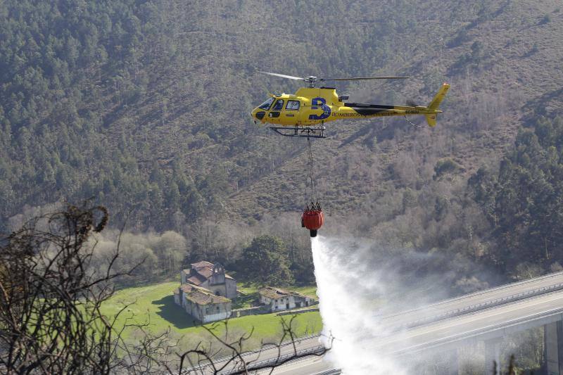 Un helicóptero del SEPA localizó a un incendiario quemando varios puntos del monte del concejo.