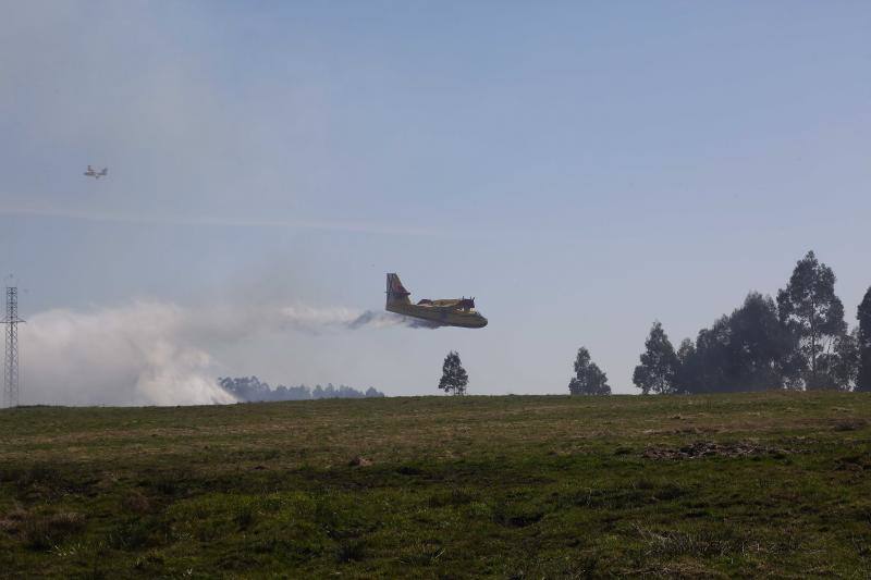 Un helicóptero del SEPA localizó a un incendiario quemando varios puntos del monte del concejo.