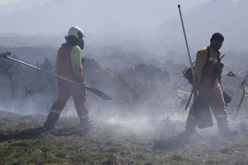 Un helicóptero del SEPA localizó a un incendiario quemando varios puntos del monte del concejo.