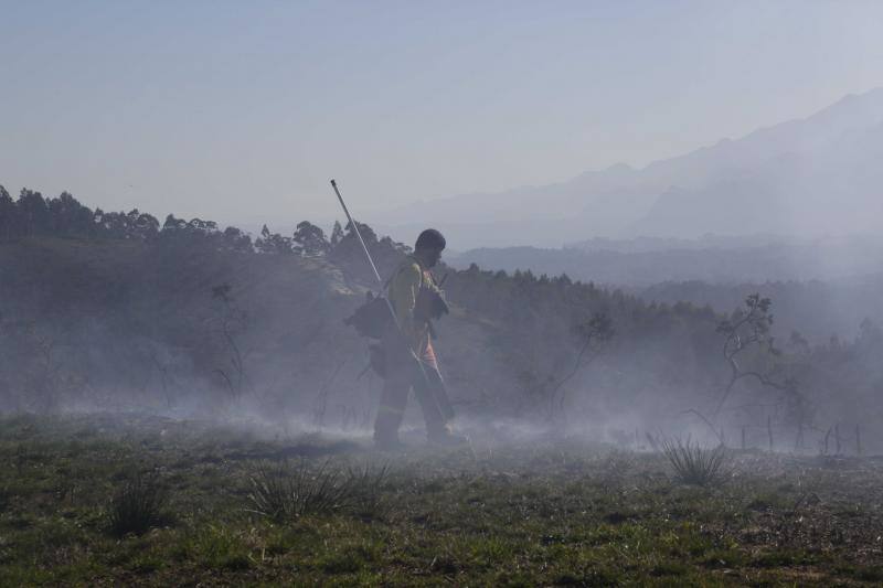 Un helicóptero del SEPA localizó a un incendiario quemando varios puntos del monte del concejo.