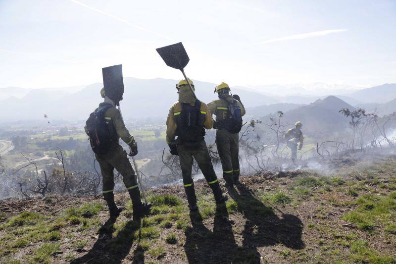 Un helicóptero del SEPA localizó a un incendiario quemando varios puntos del monte del concejo.