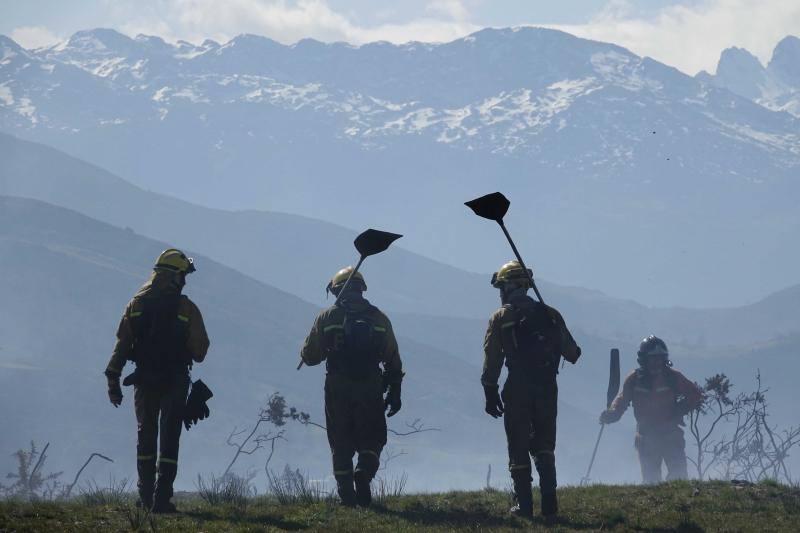 Un helicóptero del SEPA localizó a un incendiario quemando varios puntos del monte del concejo.