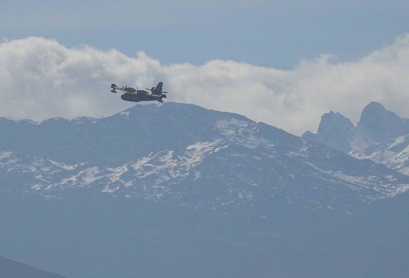 Un helicóptero del SEPA localizó a un incendiario quemando varios puntos del monte del concejo.