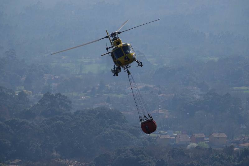 Un helicóptero del SEPA localizó a un incendiario quemando varios puntos del monte del concejo.