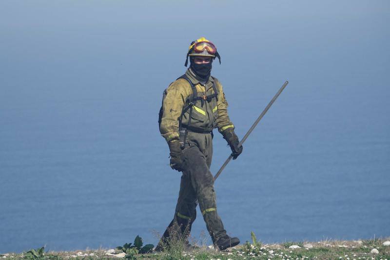 Un helicóptero del SEPA localizó a un incendiario quemando varios puntos del monte del concejo.