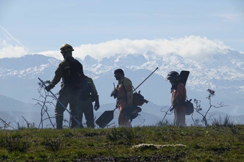 Un helicóptero del SEPA localizó a un incendiario quemando varios puntos del monte del concejo.