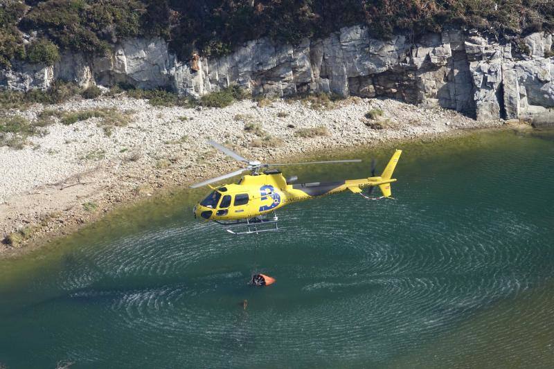 Un helicóptero del SEPA localizó a un incendiario quemando varios puntos del monte del concejo.