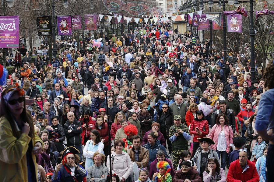 El carnaval gijonés se despide en el paseo de Begoña con la asistencia de numeroso público de todas las edades.