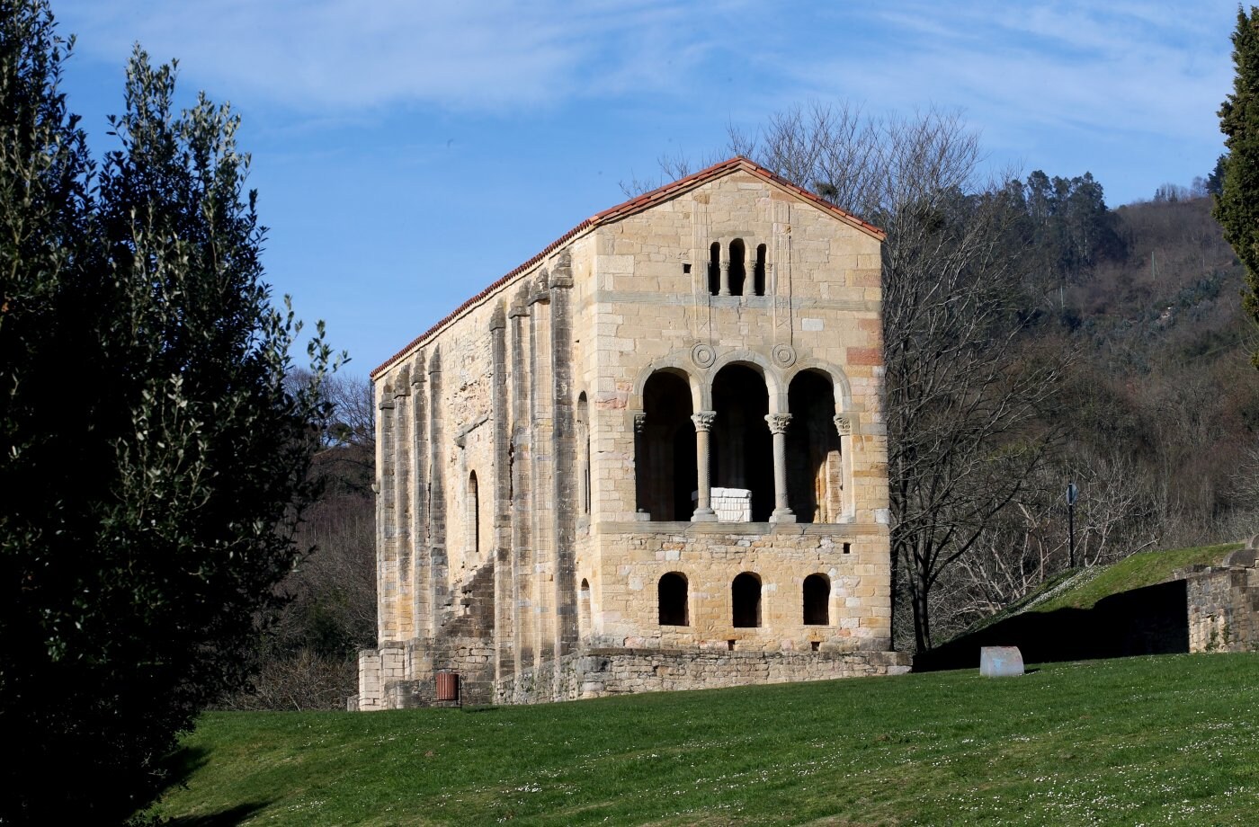 Santa María del Naranco. Recomienda la retirada de una basa cuadrangular de la sala oriental, llevándola al Arqueológico. En días de lluvia, el agua rebosa sobre el umbral de la puerta septentrional, inundando la sala central. Las filtraciones afectan al paramento norte interior, el pórtico y la sala. En el mirador meridional, el pavimento debe ser adecentado, eliminando vegetación parásita. El del piso superior y los laterales requieren un levantamiento completo. El Principado invirtió desde 1983 en este templo 621.176 euros.