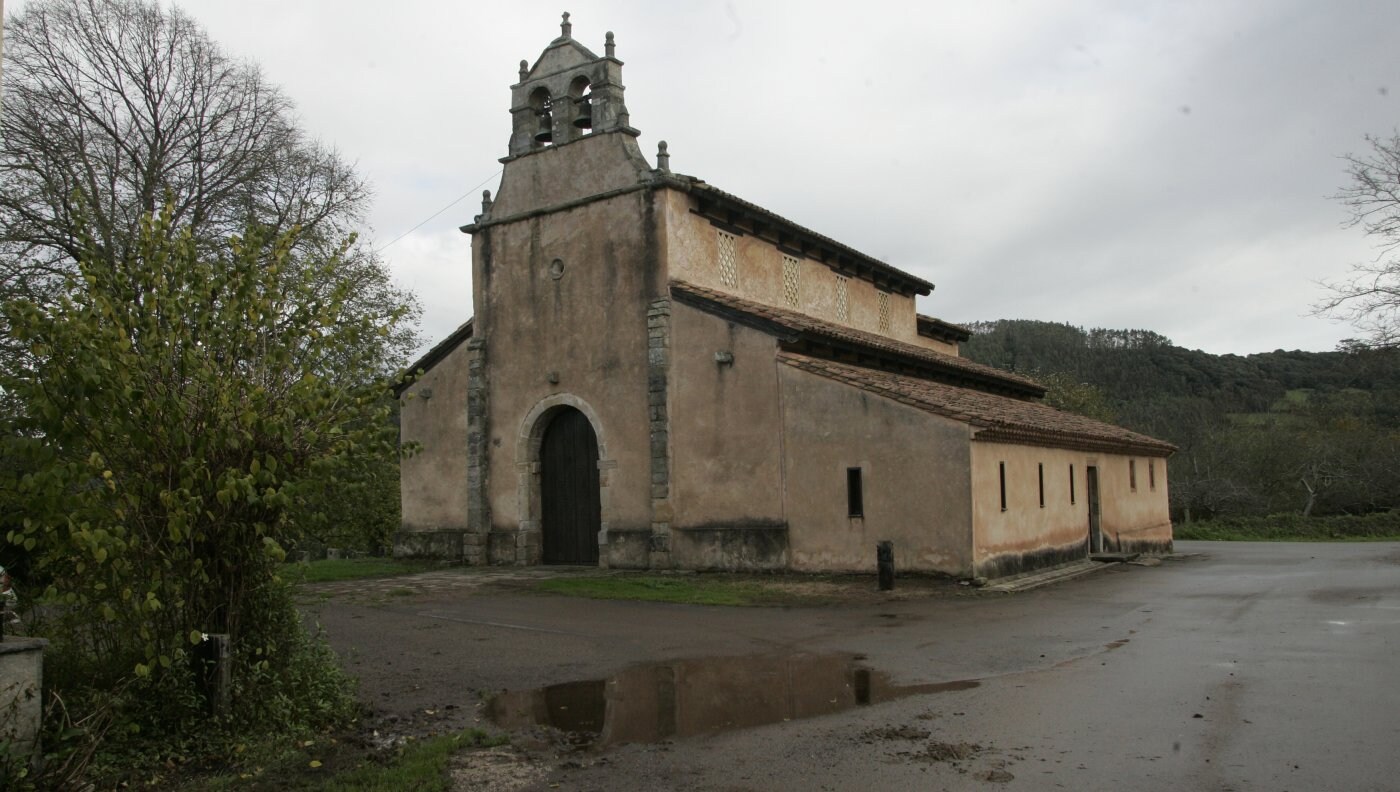 San Salvador de Priesca Necesidad de consolidar los revocos originales en la fachada oriental. Policromía interior muy erosionada y desvaída, aunque se observan fragmentos de gran calidad pictórica y cromática. Se ha realizado un estudio para una futura intervención. Recomienda desviar la carretera que discurre pegada a su fachada oriental y redimensionar la de la fachada sur. Mal estado de los revocos en las fachadas sur y este. Desgaste en zócalos, sobre todo en la fachada meridional. El Principado invirtió en ella desde 1983 307.420 euros.