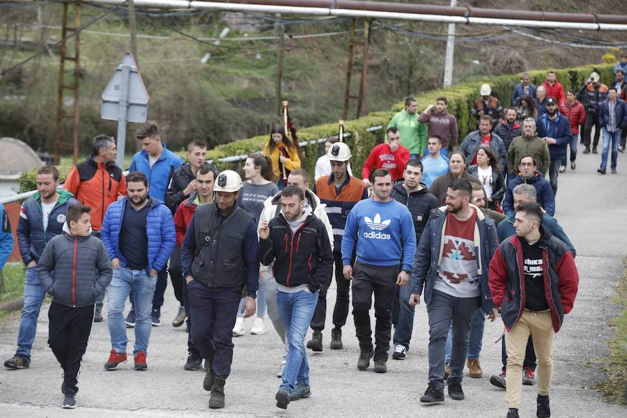 Salen tras seis días de protesta bajo tierra después de que se les comunicase su despido.