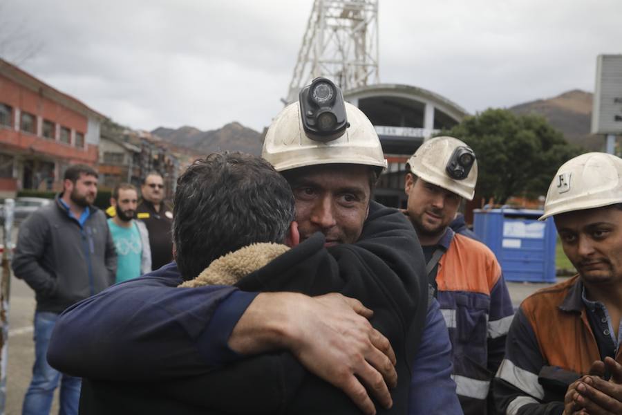 Salen tras seis días de protesta bajo tierra después de que se les comunicase su despido.