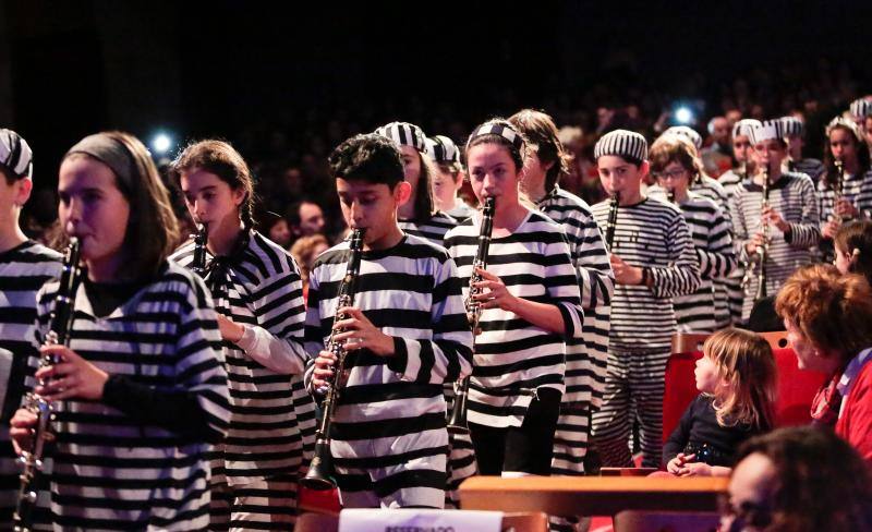 Decenas de alumnos mostraron sus habilidades en el X Concierto de Carnaval del Conservatorio presentado por Ana María Pérez en el teatro de la Laboral. Participaron grupos de Percusión, Danza, Guitarras, Piano y Danza Contemporánea, Clarinetistas Cuentacuentos, Orquesta de Flautas, Coro Más que Jazz, Little Band, Coro Trombones y Coro de Enseñanzas Profesionales.