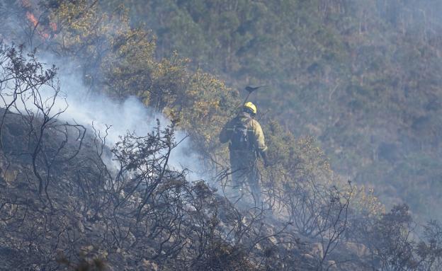 Un bombero trabaja en la cuesta de Naves. 