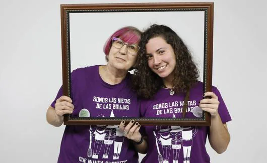 Tini Navas y su hija Xana López, con la camiseta reivindicativa feminista.