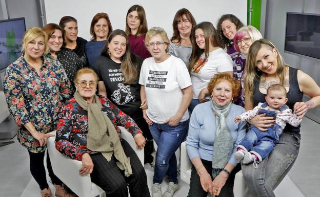 Foto de familia. Quince mujeres distribuidas en seis grupos de madres e hijas participaron en el debate de EL COMERCIO sobre el futuro del feminismo. 