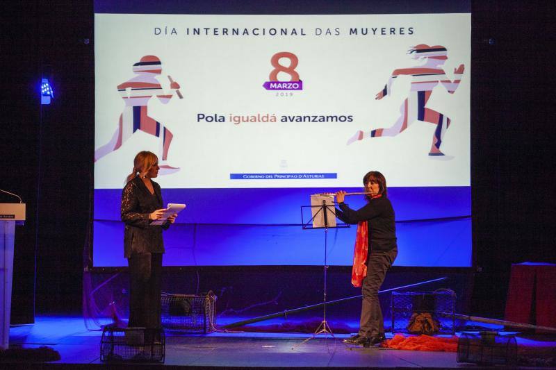 El acto, que se celebró en el Teatro Prendes bajo el lema 'Por la igualdad, avanzamos' tuvo como principal reivindicación combatir la brecha salarial.