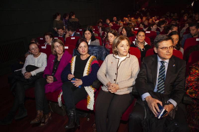 El acto, que se celebró en el Teatro Prendes bajo el lema 'Por la igualdad, avanzamos' tuvo como principal reivindicación combatir la brecha salarial.
