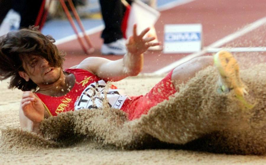 El avilesino Yago Lamela hizo historia al saltar 8,56 en los mundiales de atletismo de Japón en 1999, hace ahora 20 años. Cinco años después de su muerte, su legado deportivo sigue vivo.