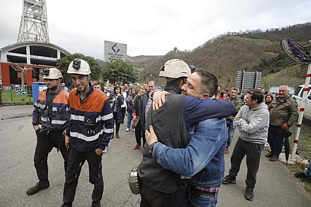 Daniel Suárez y Jonathan González pasan junto a David Moreira, que abraza a Rubén Trabanco. 