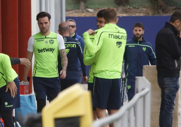 El lateral Toño García, a la izquierda, antes del inicio del entrenamiento de ayer. 