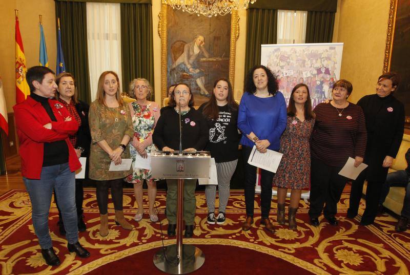 La alcaldesa de Gijón durante la lectura del manifiesto 'Mujeres, adelante. Ni un paso atrás' con motivo del 8 de marzo