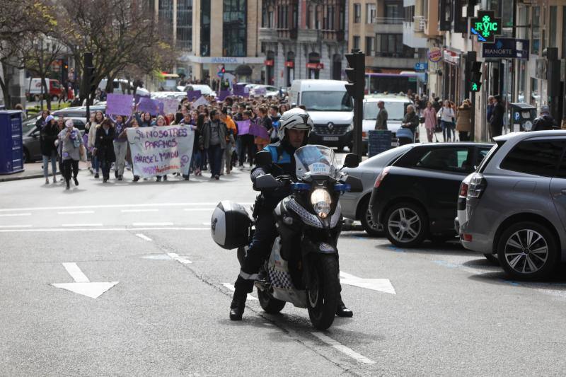 En la concentración avilseina se han lanzado proclamas contra el patriarcado, la discriminación salarial, la discriminación sexual, contra la violencia machista, la justicia patriarcal y defendiendo la visibilización de las mujeres