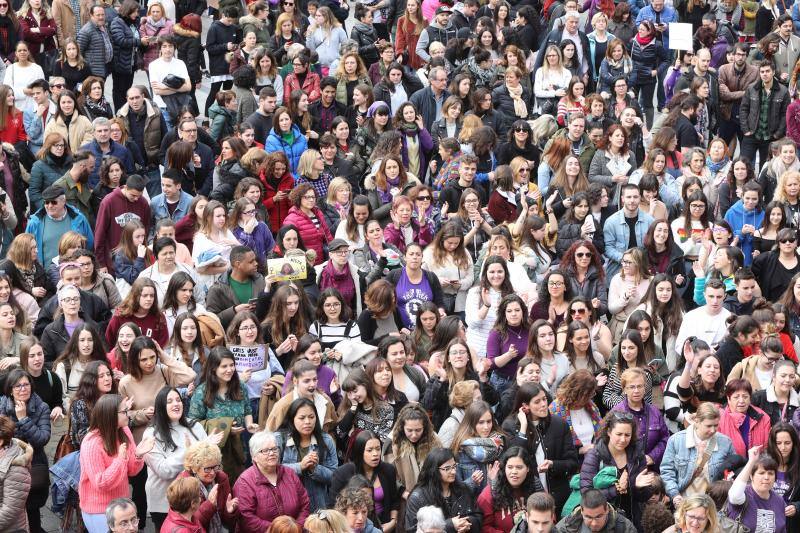 En la concentración avilseina se han lanzado proclamas contra el patriarcado, la discriminación salarial, la discriminación sexual, contra la violencia machista, la justicia patriarcal y defendiendo la visibilización de las mujeres