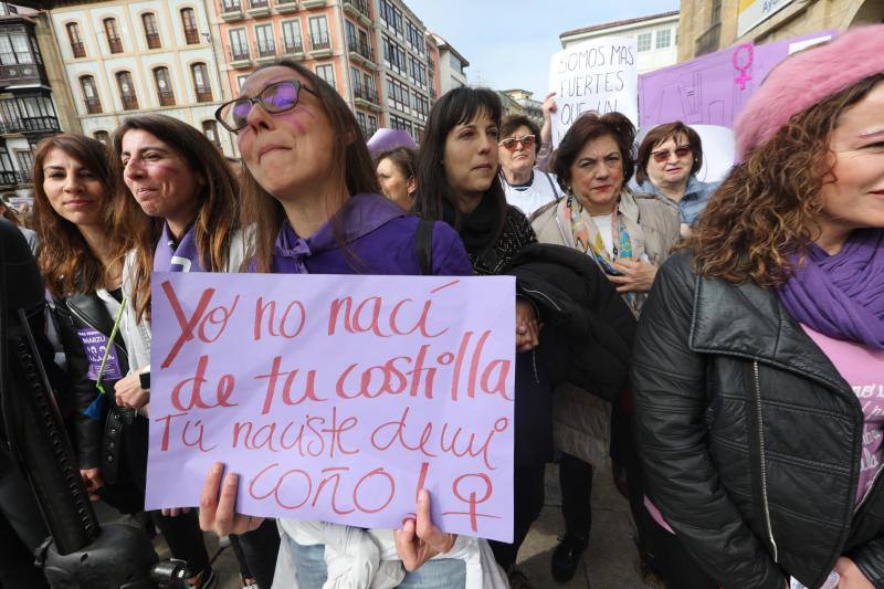 En la concentración avilseina se han lanzado proclamas contra el patriarcado, la discriminación salarial, la discriminación sexual, contra la violencia machista, la justicia patriarcal y defendiendo la visibilización de las mujeres