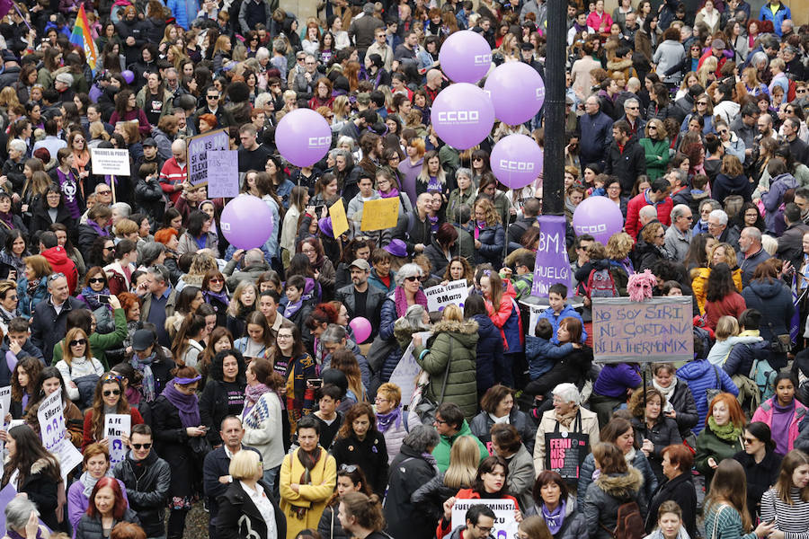 Cientos de personas abarrotaron este mediodía la plaza Mayor de Gijón, después de días, semanas y meses «de mucho trabajo para volver a ver hoy las plazas de los ayuntamientos asturianos llenas». Para ser testigos de la vuelta del «huracán 8M», dispuesto a «cambiar mentes y la sociedad».