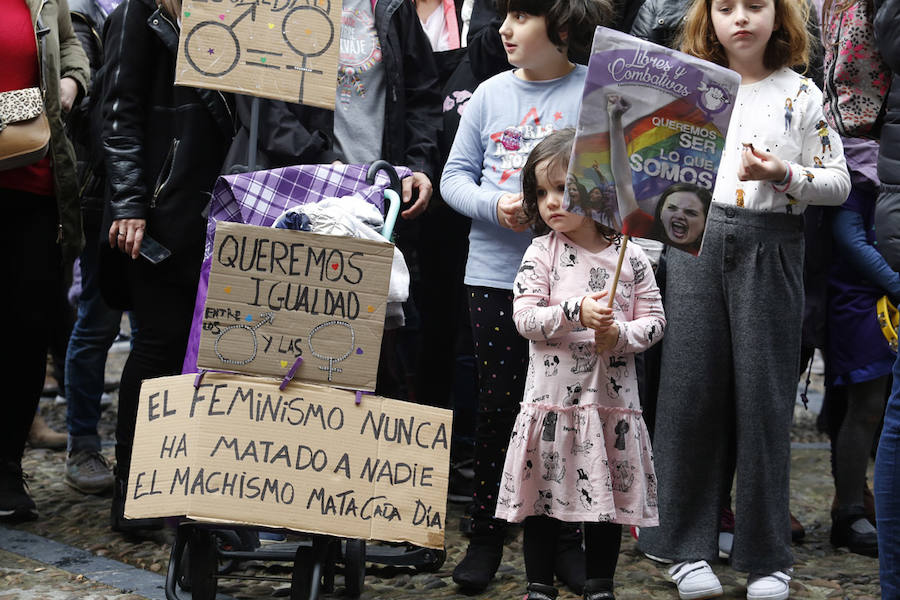 Cientos de personas abarrotaron este mediodía la plaza Mayor de Gijón, después de días, semanas y meses «de mucho trabajo para volver a ver hoy las plazas de los ayuntamientos asturianos llenas». Para ser testigos de la vuelta del «huracán 8M», dispuesto a «cambiar mentes y la sociedad».