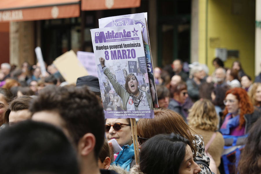 Cientos de personas abarrotaron este mediodía la plaza Mayor de Gijón, después de días, semanas y meses «de mucho trabajo para volver a ver hoy las plazas de los ayuntamientos asturianos llenas». Para ser testigos de la vuelta del «huracán 8M», dispuesto a «cambiar mentes y la sociedad».