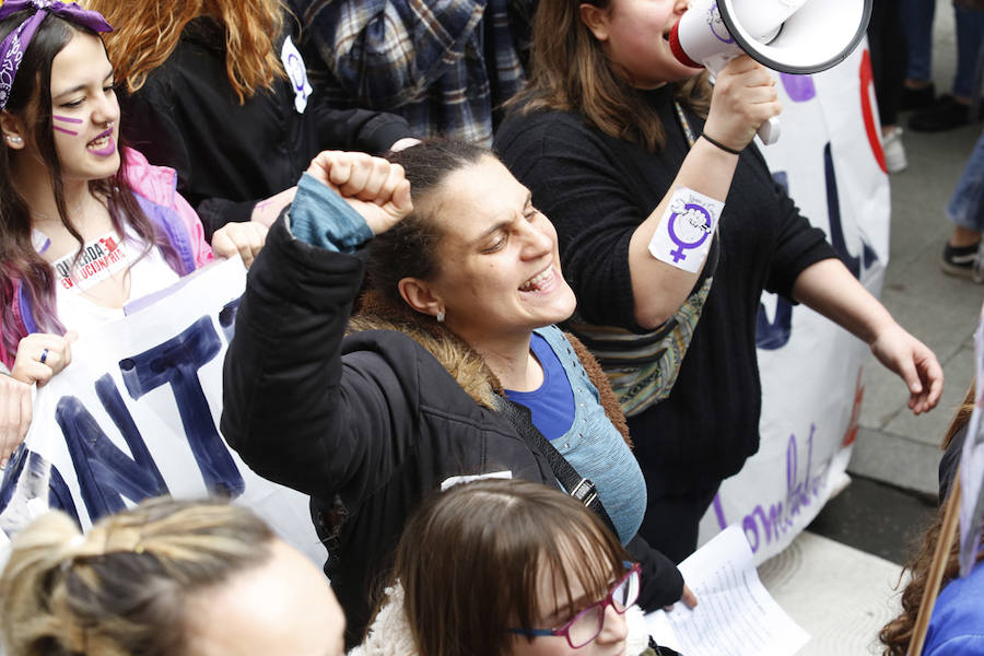 Cientos de personas abarrotaron este mediodía la plaza Mayor de Gijón, después de días, semanas y meses «de mucho trabajo para volver a ver hoy las plazas de los ayuntamientos asturianos llenas». Para ser testigos de la vuelta del «huracán 8M», dispuesto a «cambiar mentes y la sociedad».