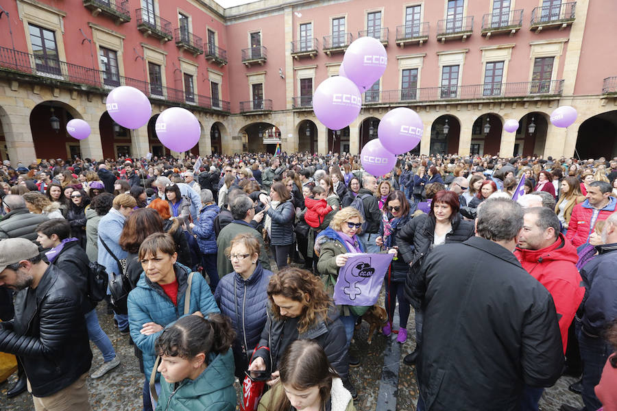 Cientos de personas abarrotaron este mediodía la plaza Mayor de Gijón, después de días, semanas y meses «de mucho trabajo para volver a ver hoy las plazas de los ayuntamientos asturianos llenas». Para ser testigos de la vuelta del «huracán 8M», dispuesto a «cambiar mentes y la sociedad».