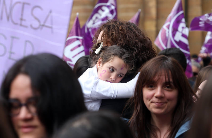 La plaza del Ayuntamiento de la capital asturiana se tiñó de morado para reivindicar la «lucha por la igualdad real» en la huelga feminista convocada para este 8M.