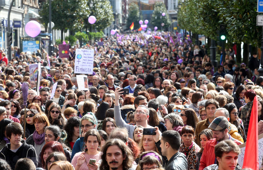 La plaza del Ayuntamiento de la capital asturiana se tiñó de morado para reivindicar la «lucha por la igualdad real» en la huelga feminista convocada para este 8M.