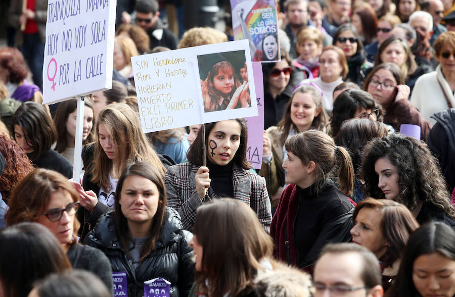 La plaza del Ayuntamiento de la capital asturiana se tiñó de morado para reivindicar la «lucha por la igualdad real» en la huelga feminista convocada para este 8M.