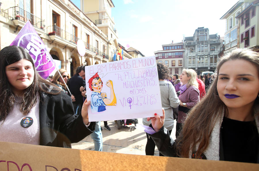 La plaza del Ayuntamiento de la capital asturiana se tiñó de morado para reivindicar la «lucha por la igualdad real» en la huelga feminista convocada para este 8M.