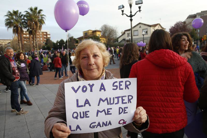 Cien mil personas reivindicaron el feminismo en Gijón en otra jornada histórica. Los carteles que portaban las manifestantes eran un claro símbolo de las protestas que inundaron la calle este viernes.