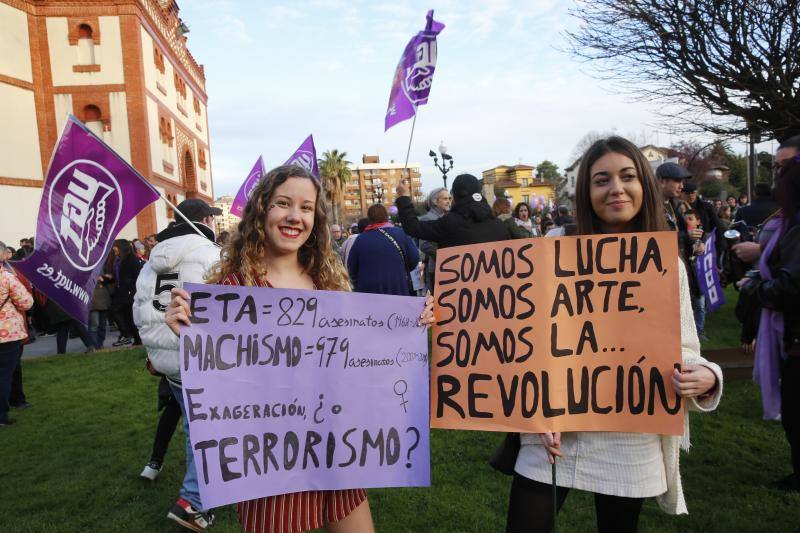 Cien mil personas reivindicaron el feminismo en Gijón en otra jornada histórica. Los carteles que portaban las manifestantes eran un claro símbolo de las protestas que inundaron la calle este viernes.