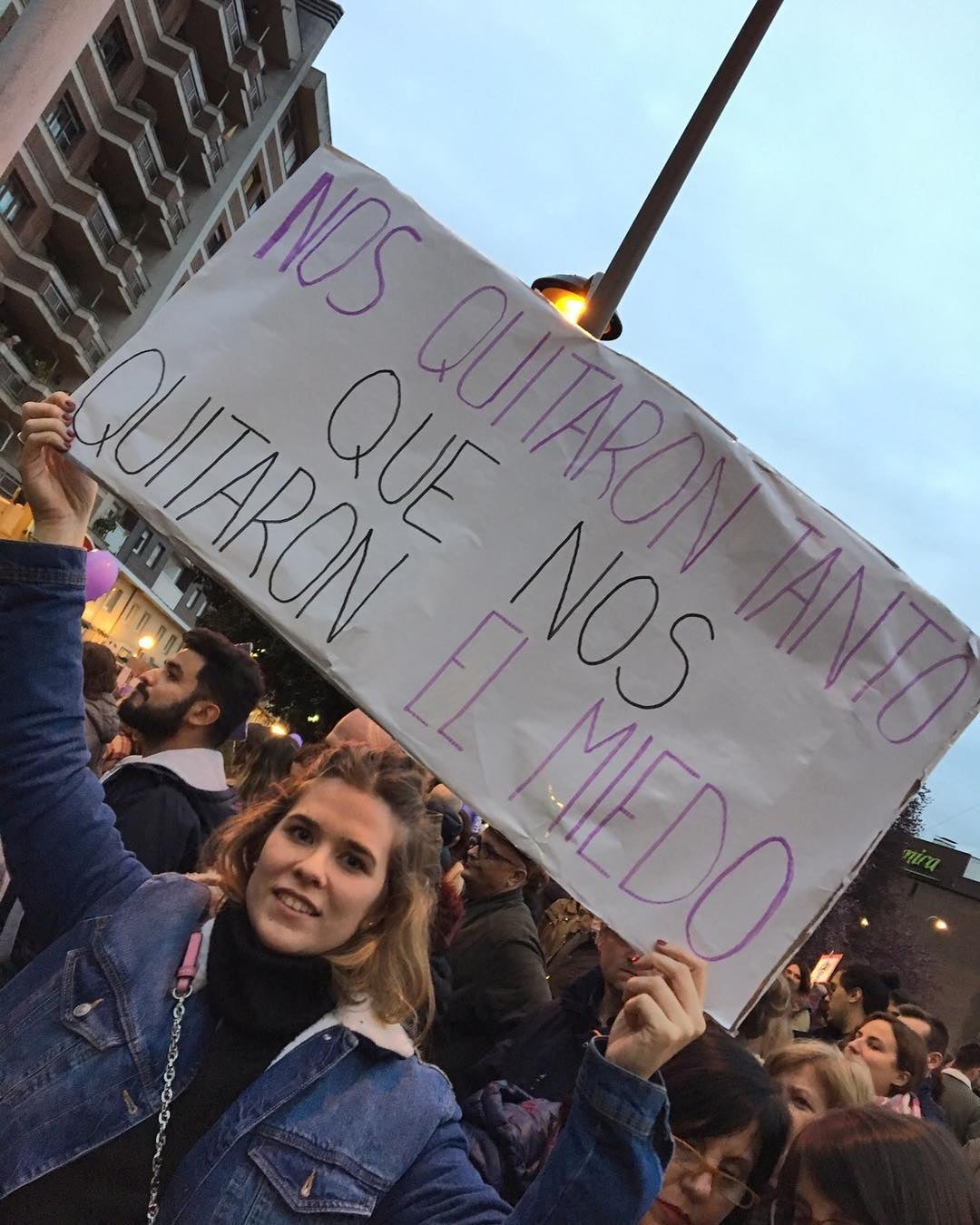 Cien mil personas reivindicaron el feminismo en Gijón en otra jornada histórica. Los carteles que portaban los manifestantes eran un claro símbolo de las protestas que inundaron la calle este viernes.