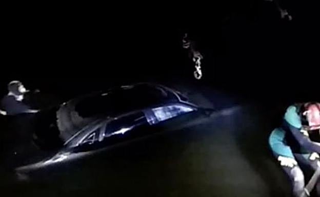 El coche quedó atrapado en las aguas del Canal Imperial