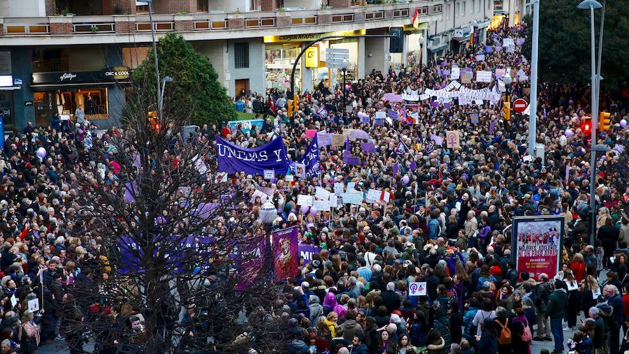 Miles de personas recorren las calles de la ciudad en la gran manifestación convocada en Asturias por el Día de la Mujer