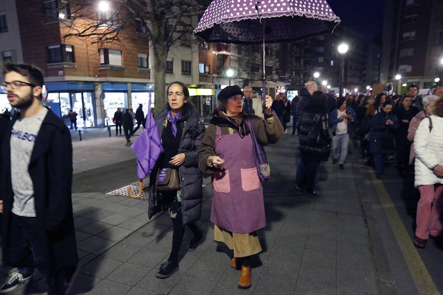 Miles de personas recorren las calles de la ciudad en la gran manifestación convocada en Asturias por el Día de la Mujer