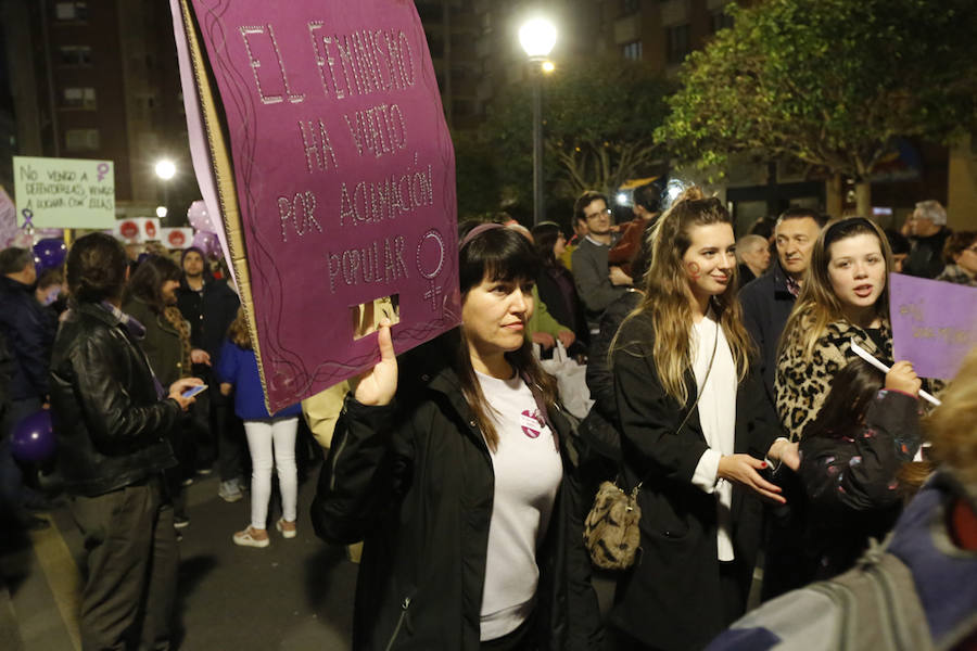 Miles de personas recorren las calles de la ciudad en la gran manifestación convocada en Asturias por el Día de la Mujer