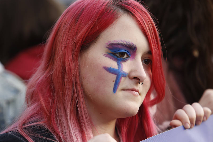 Miles de personas recorren las calles de la ciudad en la gran manifestación convocada en Asturias por el Día de la Mujer