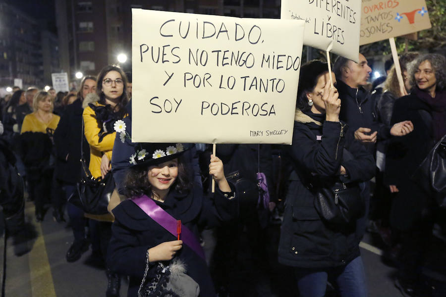 Miles de personas recorren las calles de la ciudad en la gran manifestación convocada en Asturias por el Día de la Mujer