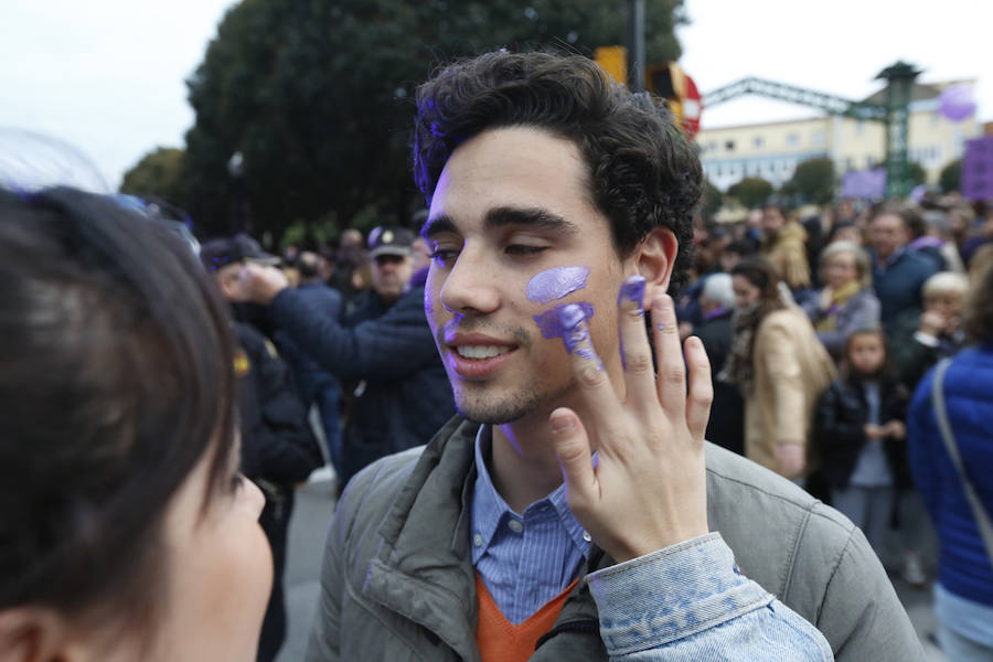 Miles de personas recorren las calles de la ciudad en la gran manifestación convocada en Asturias por el Día de la Mujer