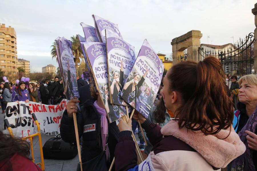 Miles de personas recorren las calles de la ciudad en la gran manifestación convocada en Asturias por el Día de la Mujer